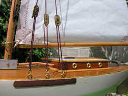 Restauration d'un bateau-jouet transformé, par son ancien propriétaire, pour être radiocommandé.